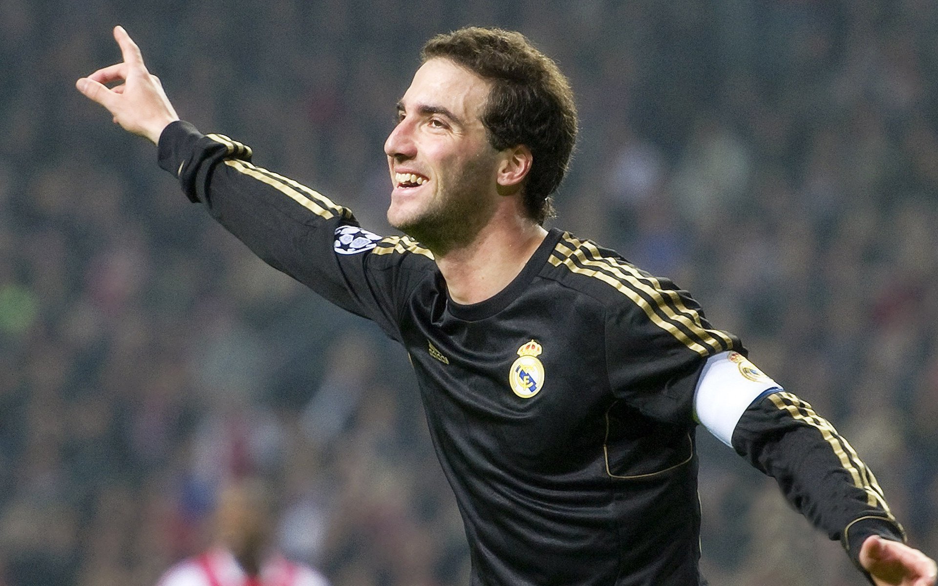 年度焦点之战之夜,库里全程高能输出,三分雨改写历史